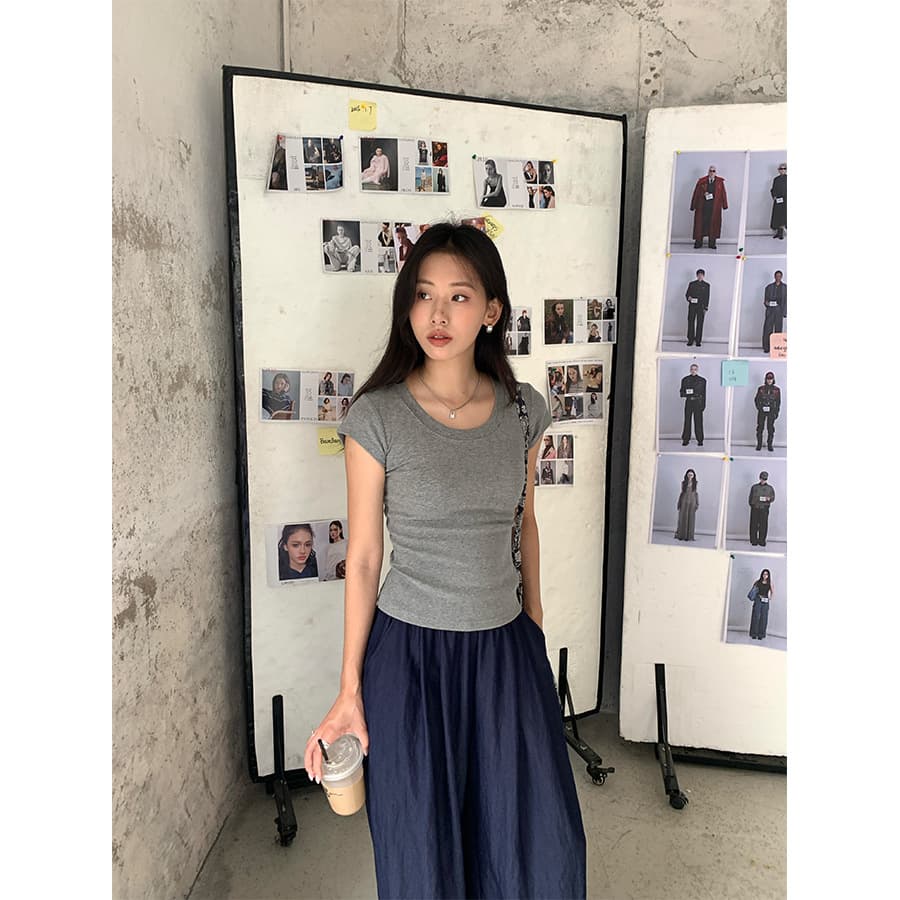 無地 Tシャツ 女性らしい細身フィット無地半袖